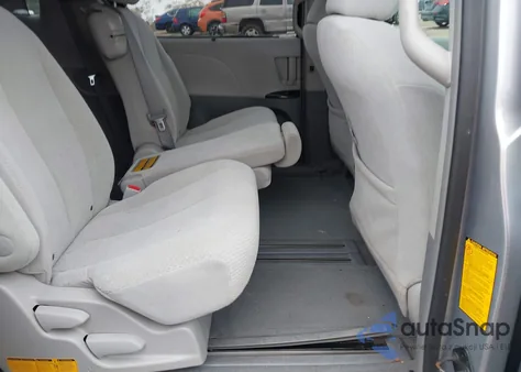 2011 Toyota Sienna Le V6 z USA, uszkodzony, nr VIN 5TDKK3DC7BS103747